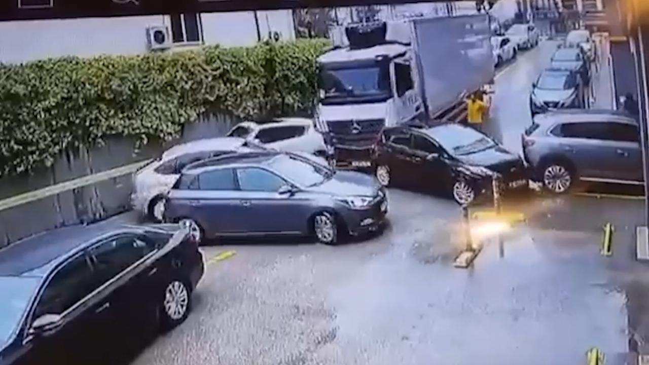 İstanbul'da Kontrol Dışı Kamyon Kazası: 5 Araç Hasar Gördü