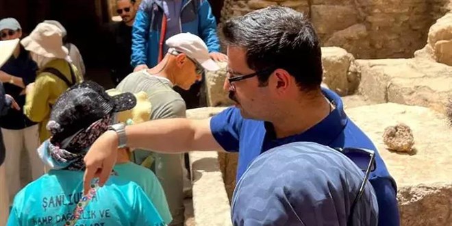 Harran Kaymakamı, Hafta Sonları Turistlere Rehberlik Ediyor