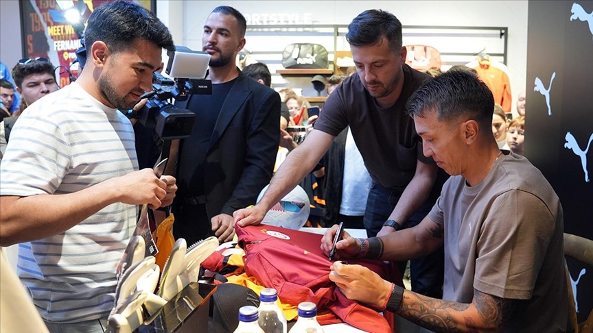 Galatasaray'ın Uruguaylı Kalecisi Muslera, Taraftarlarla Buluştu