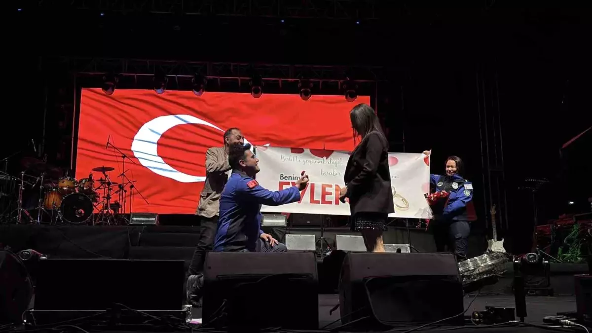 Bolu'da 19 Mayıs Konserinde Duygu Dolu Evlilik Teklifi