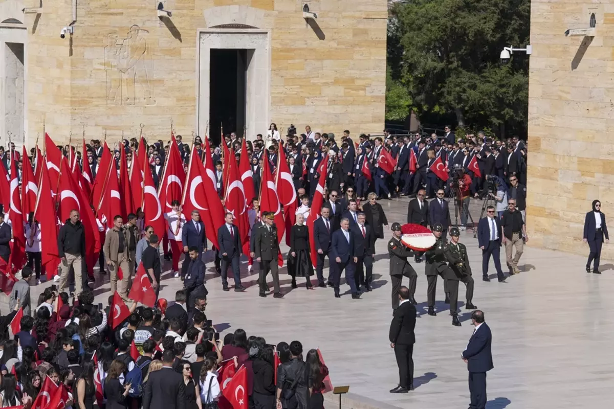 Gençlik ve Spor Bakanı Bak, 19 Mayıs'ta Anıtkabir'i Ziyaret Etti
