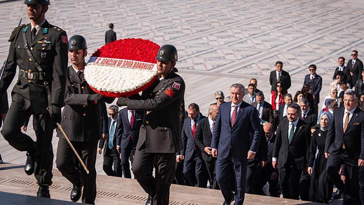 19 Mayıs Coşkusu Tüm Yurtta Sürüyor: Milli Mücadele'nin İlk Adımı Anıtkabir'de Anıldı