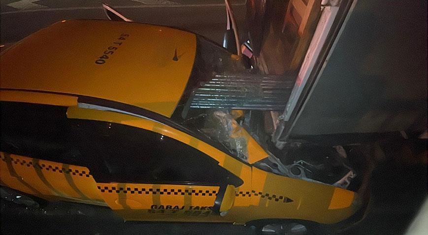 Sakarya'da Feci Kaza: Taksi Kamyonete Çarptı, Şoför Hayatını Kaybetti