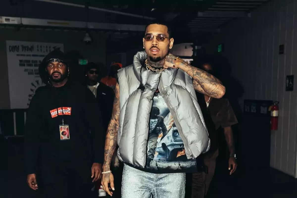 Grammy Ödüllü Şarkıcı Chris Brown İngiltere'de Tutuklandı