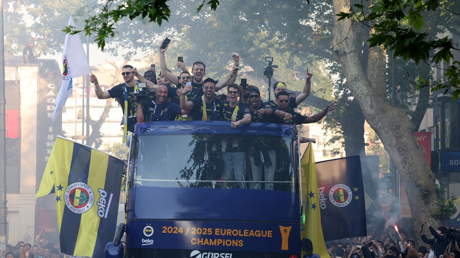 Fenerbahçe Beko, EuroLeague Şampiyonluğunu Taraftarıyla Kutladı