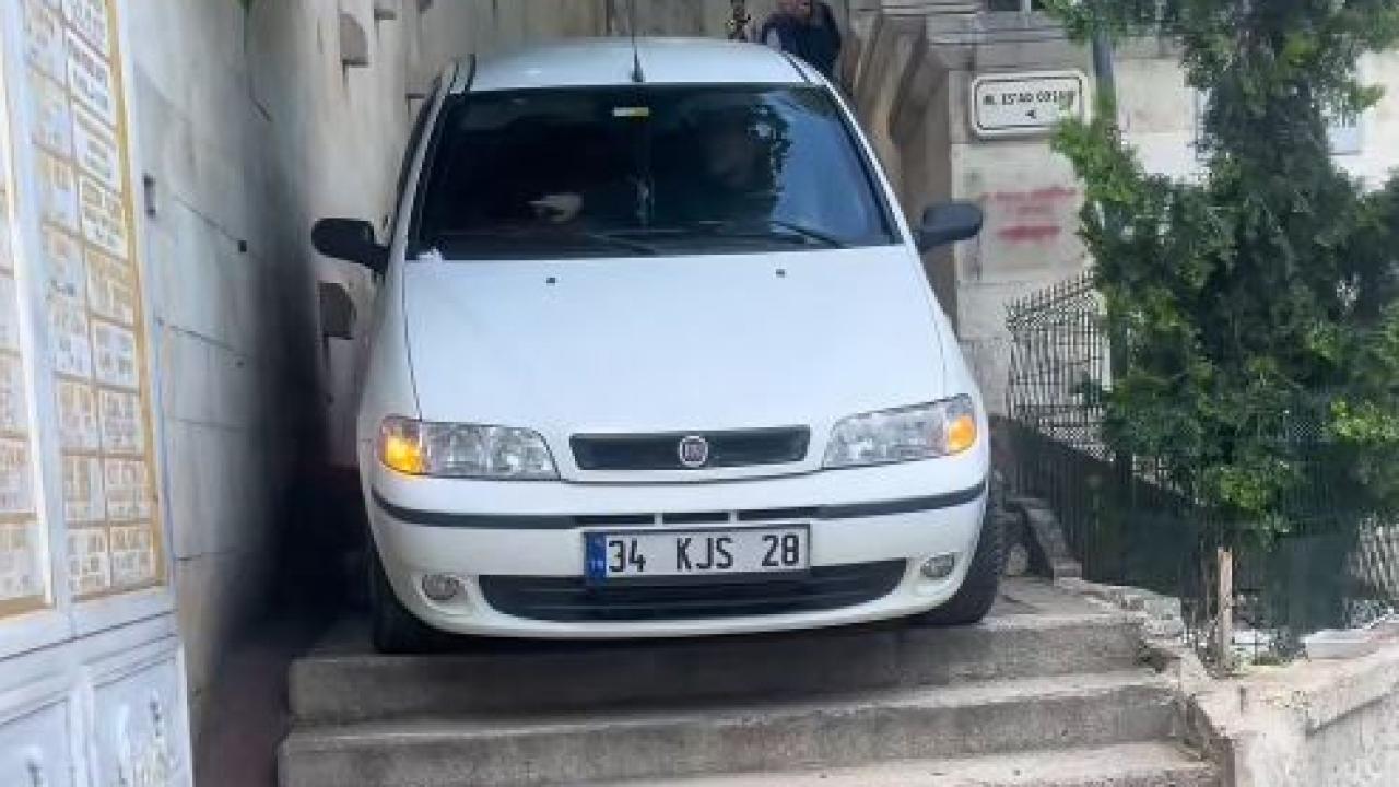 Eyüpsultanda Navigasyon Hatası: Sürücü Merdivenlerden İnmeye Çalıştı