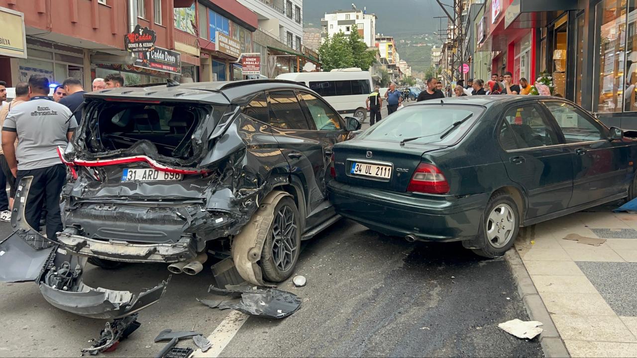 İskenderun'da Fren Arızası: İş Makinesi Park Halindeki Araçlara Çarptı