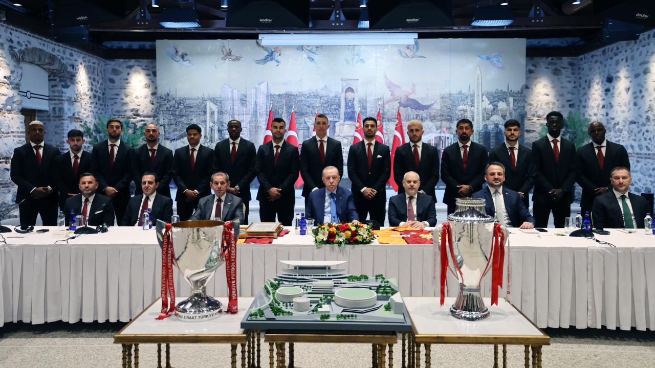 Cumhurbaşkanı Erdoğan Galatasaray Futbol Takımını Kabul Etti