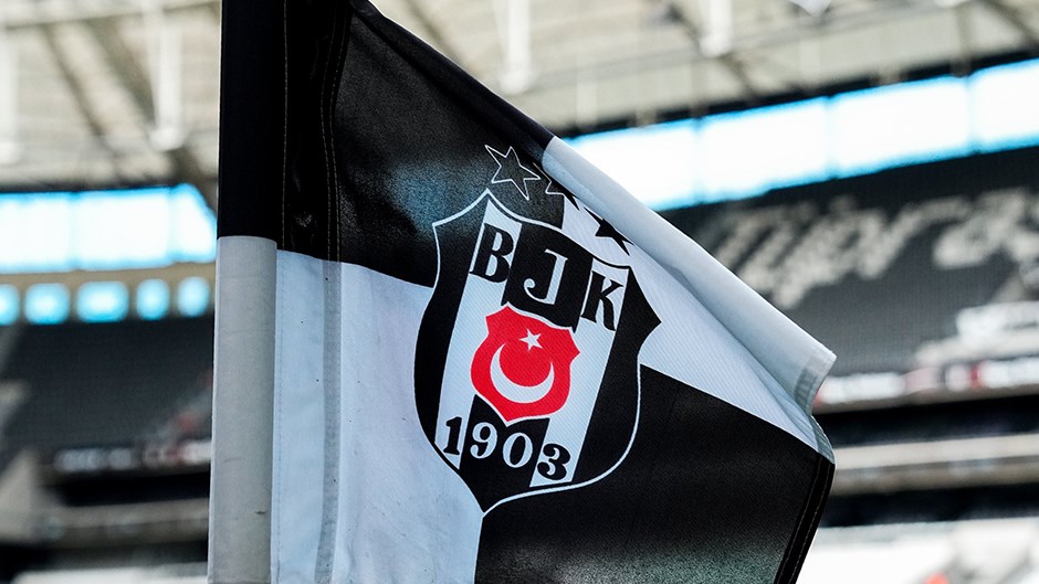 Beşiktaş'ta 4 Genç Futbolcu Profesyonel Sözleşmeye İmza Attı