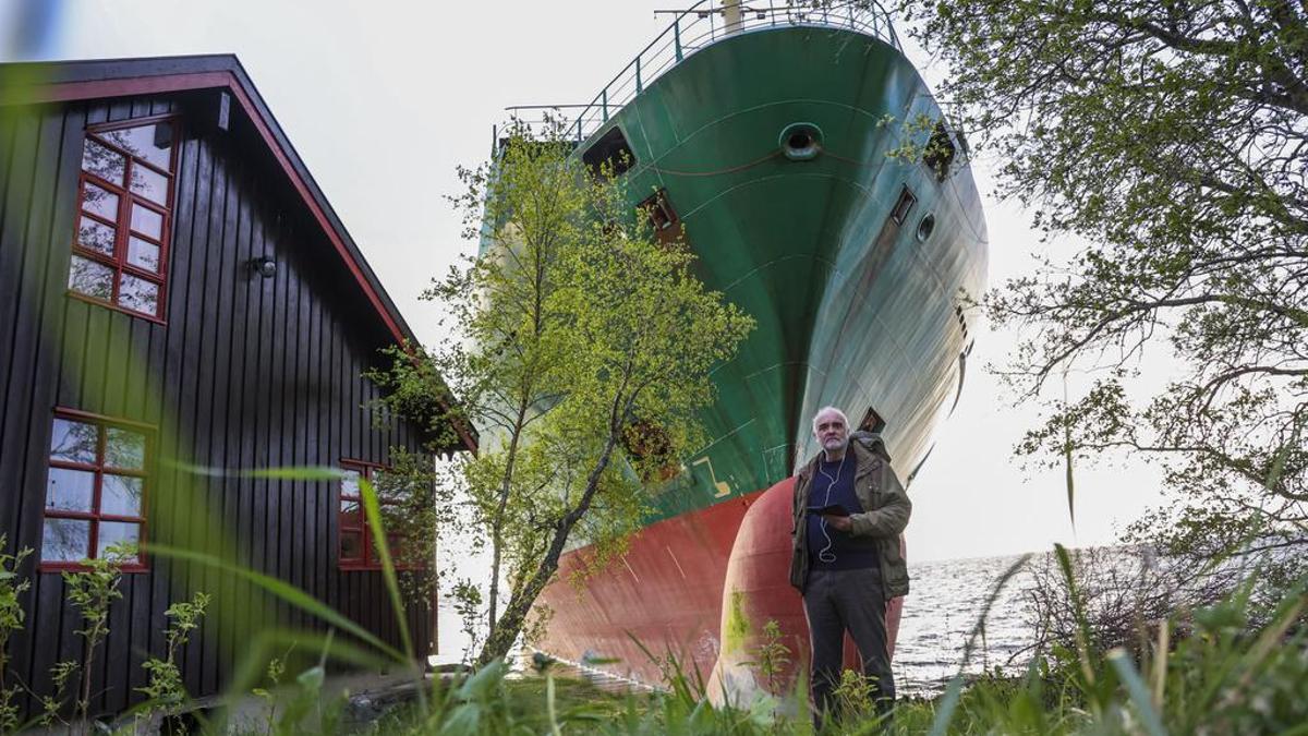 Norveç'te Dev Kargo Gemisi Evin Önüne Park Etti