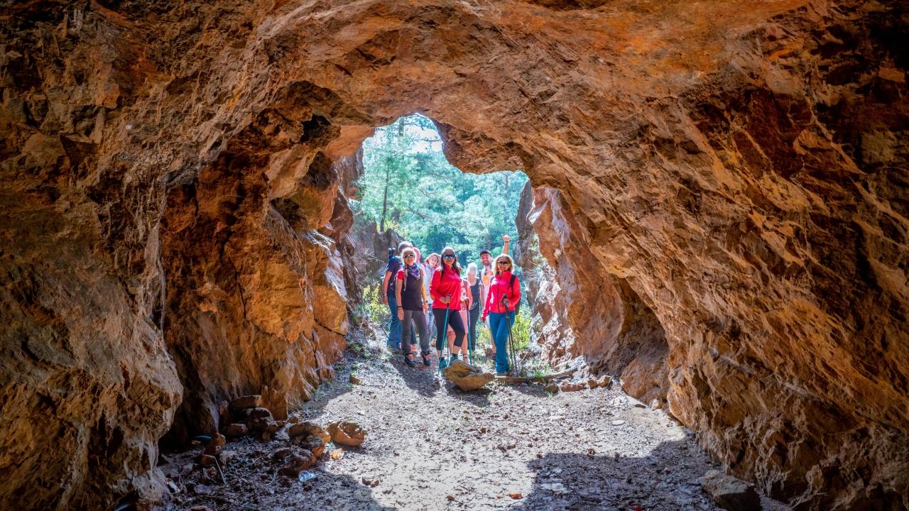 Alanya Eğrikaya’daki Terk Edilmiş Maden Ocağı Yürüyüş Gruplarının İlgi Odağı Oldu