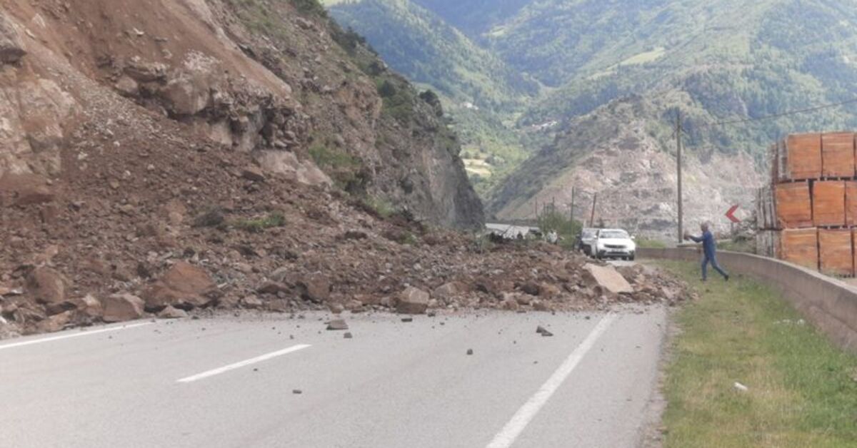 Gümüşhane Kürtün'de Heyelan: Yollar Kapandı