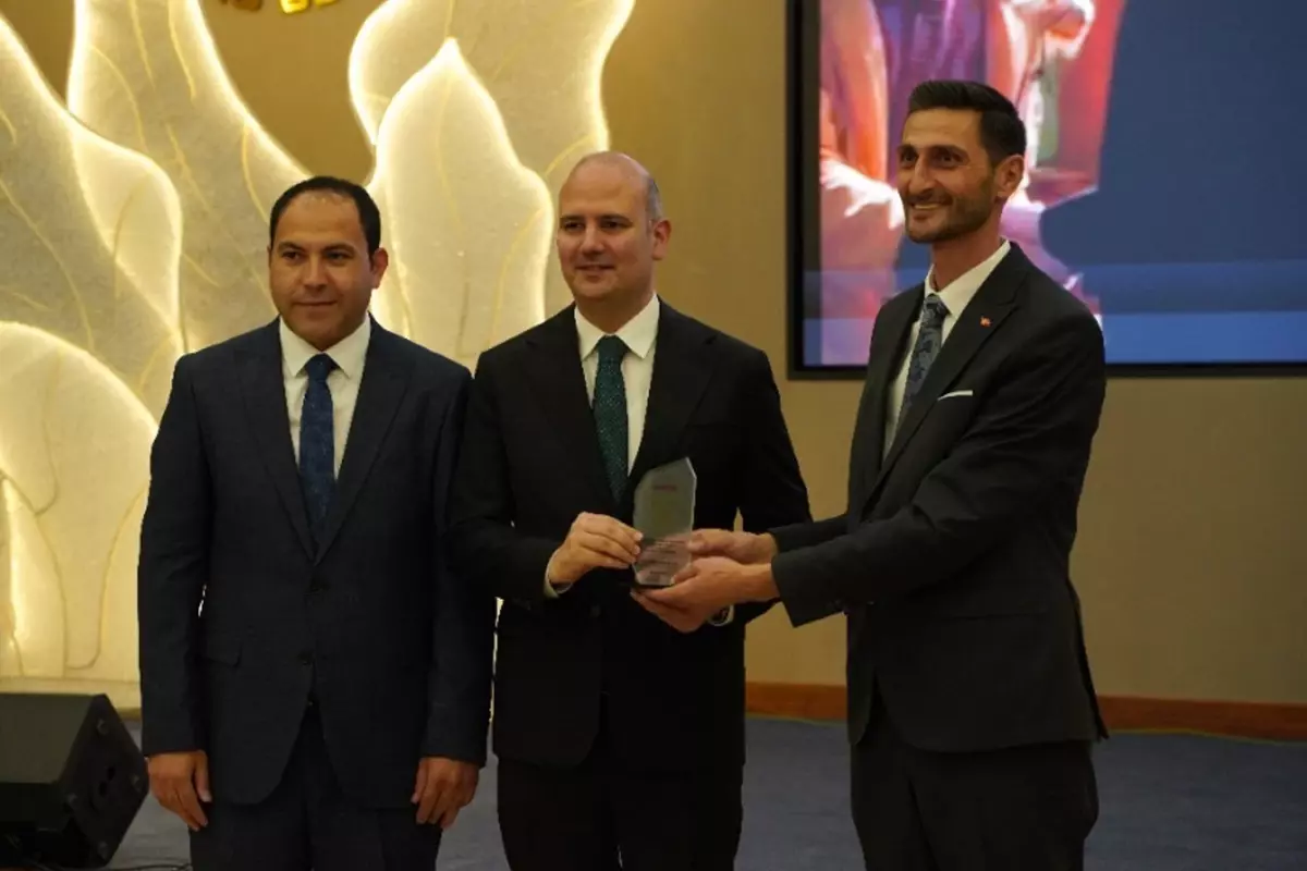 AK Parti Genel Başkan Yardımcısı Ömer İleri'ye Yılın Milletvekili Ödülü