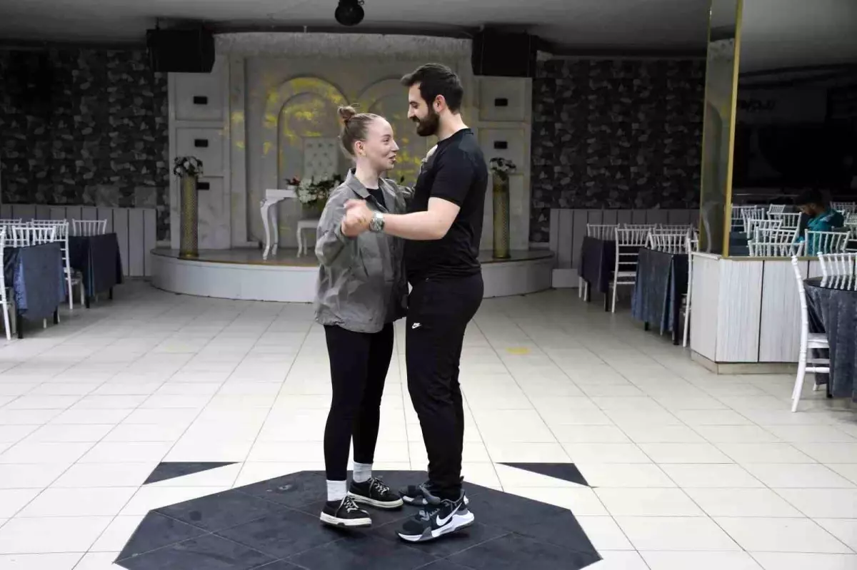 Ukraynalı Gelin Düğün İçin Zeybek Eğitimi Alıyor