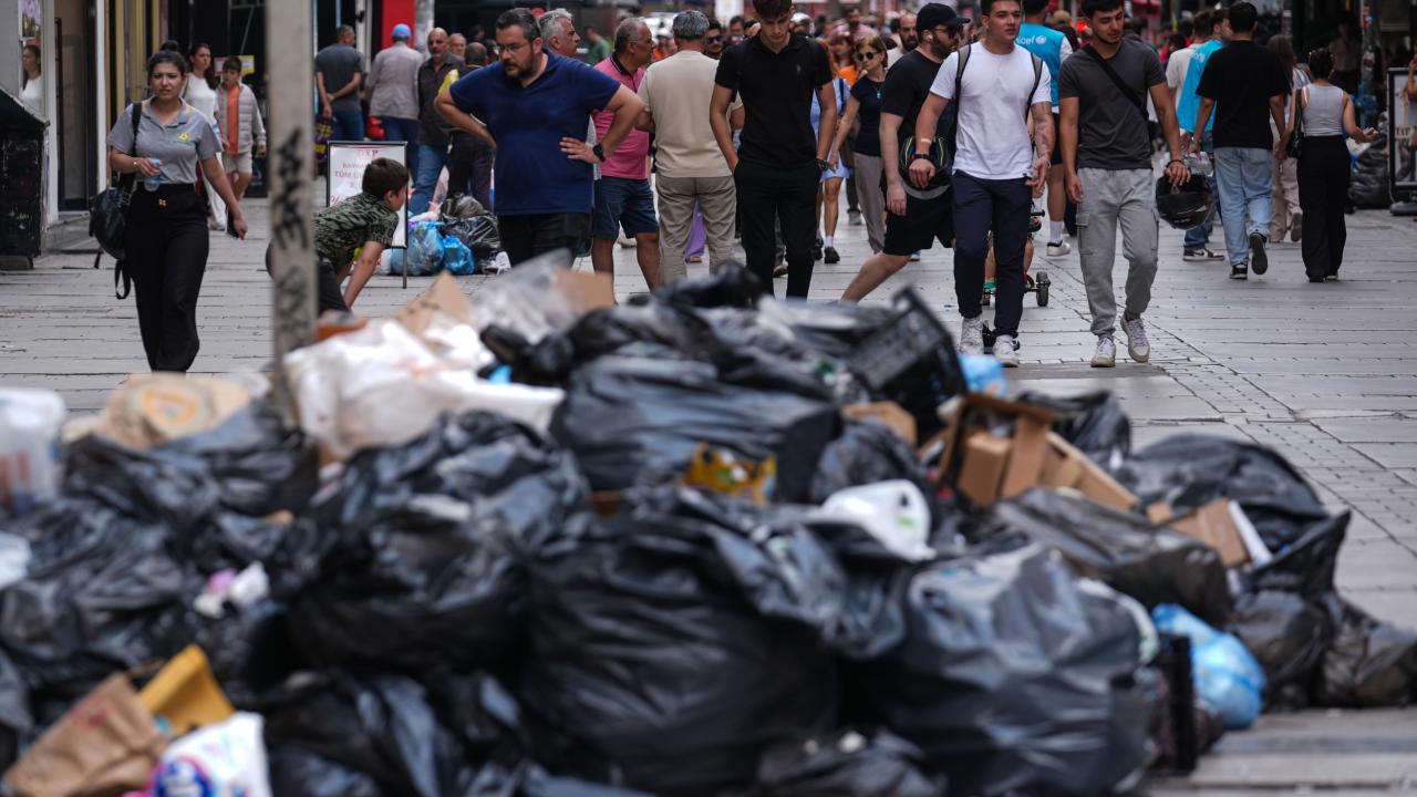 İzmir'de Grev 4. Gününde: Sokaklarda Çöp Yığınları Oluştu
