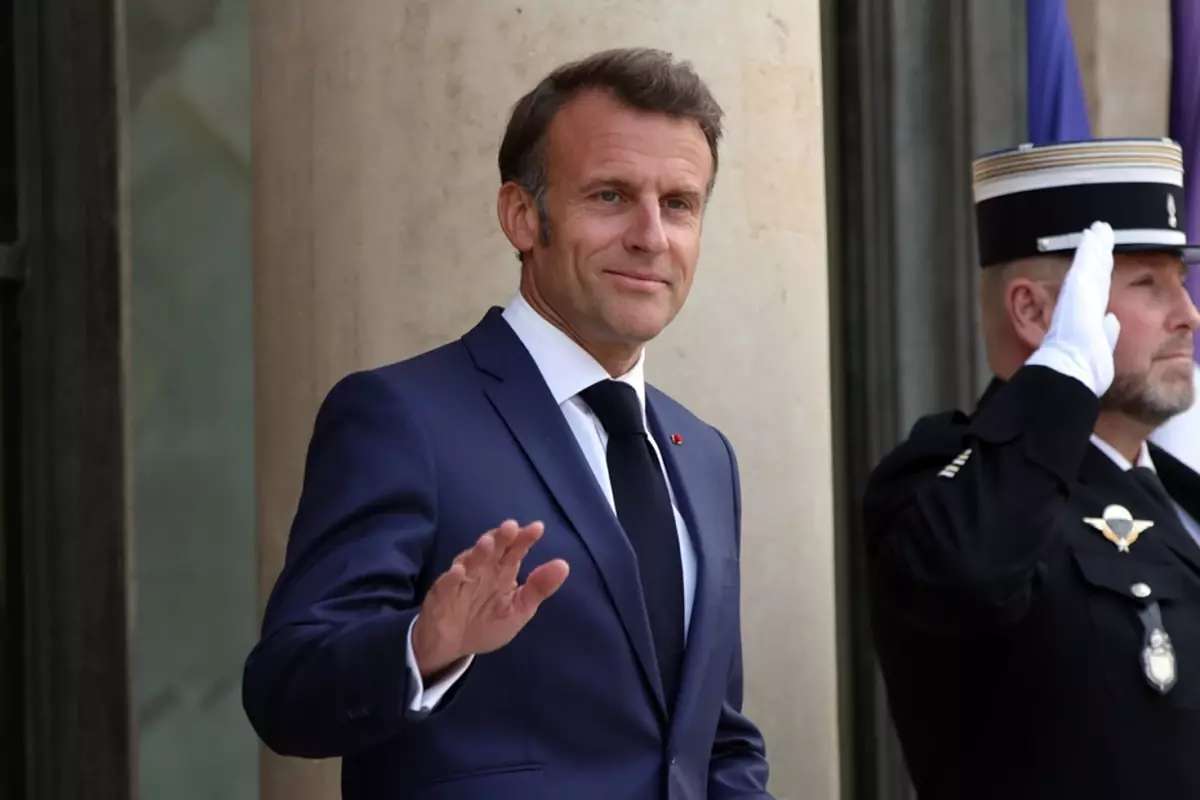 Paris'te Şok Eden Hırsızlık: Macron Heykeli Çalındı