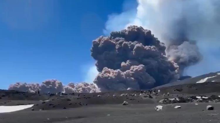 Etna Yanardağı'nda Korkutan Patlama: Turistler Can Havliyle Tahliye Edildi