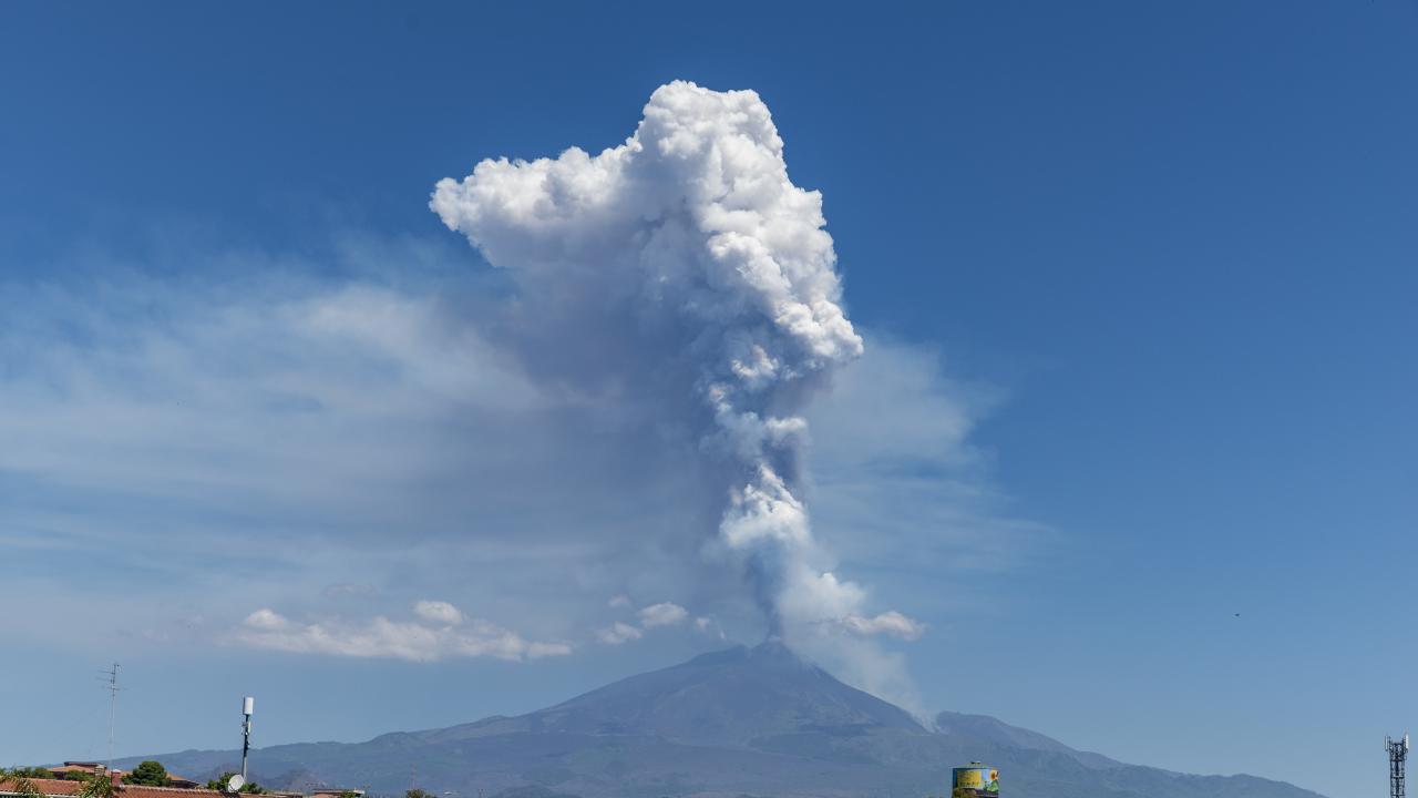 İtalya'da Etna Yanardağı Güçlü Kül ve Lav Püskürttü
