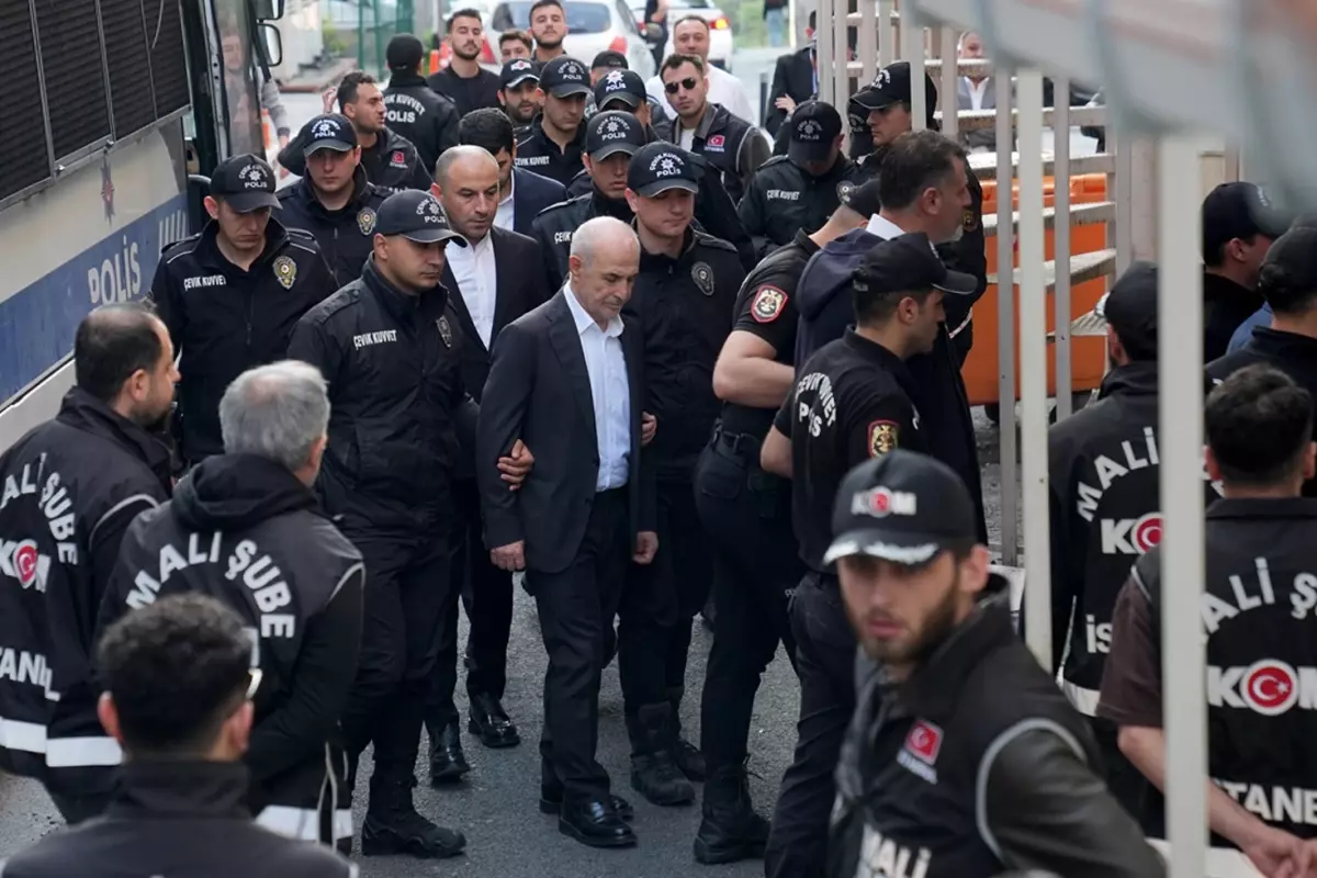 CHP'li Belediyelerde Yolsuzluk Soruşturması: 22 Kişi Tutuklandı