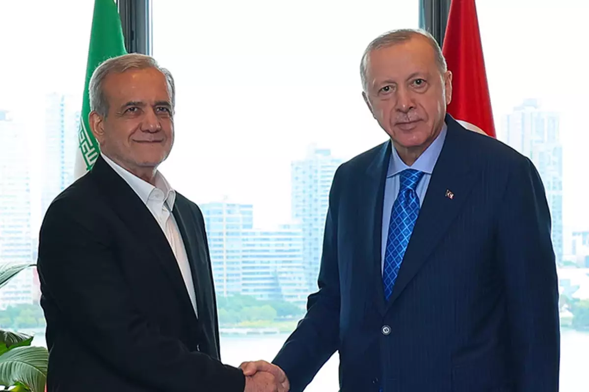 Erdoğan ve Pezeşkiyan Arasında İkili İlişkiler ve Bölgesel Konular Görüşüldü