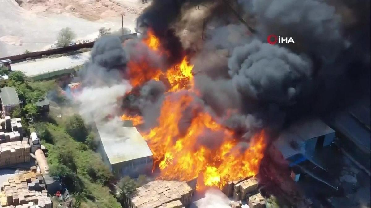 Kocaeli Çayırova'da Palet Fabrikası Yangını: İtfaiye Ekipleri Müdahale Ediyor