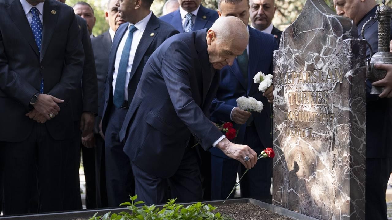 Bahçeli, Alparslan Türkeş'in Kabrini Ziyaret Etti