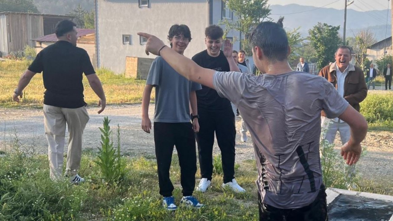 Bolu'da Bayram Namazına Gelmeyen Genç Buzlu Suyla Uyandırıldı