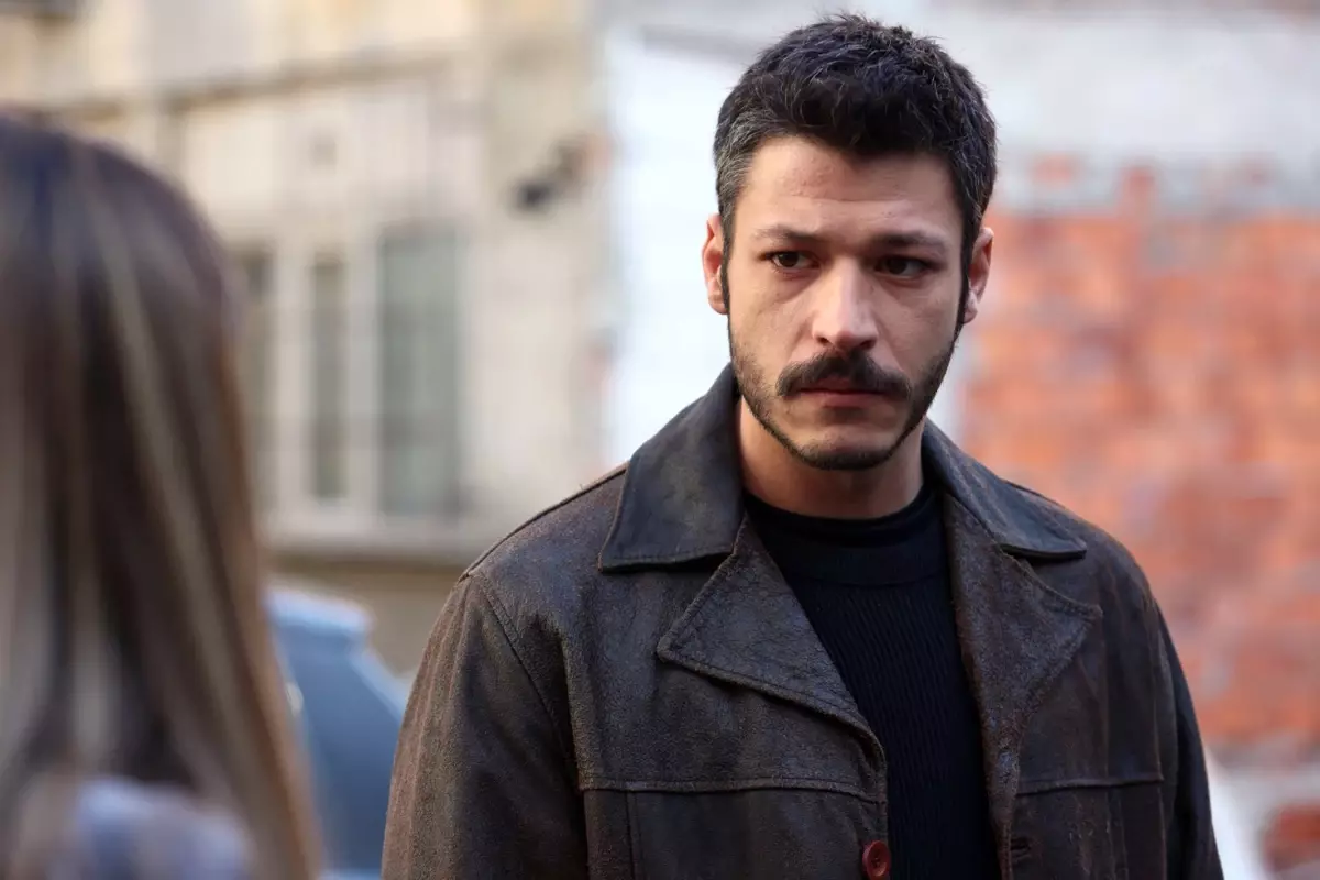 Kubilay Aka'dan Şaşırtan İmaj Değişikliği: Saçlarını Pembeye Boyattı