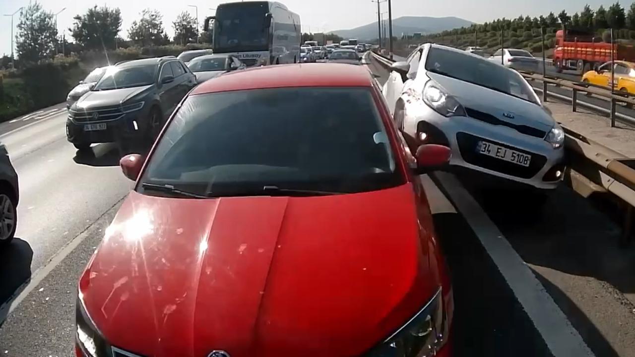 İstanbul TEM Otoyolu'nda Arkadan Çarpma Kazası: Trafik Yoğunluğu Tetikledi