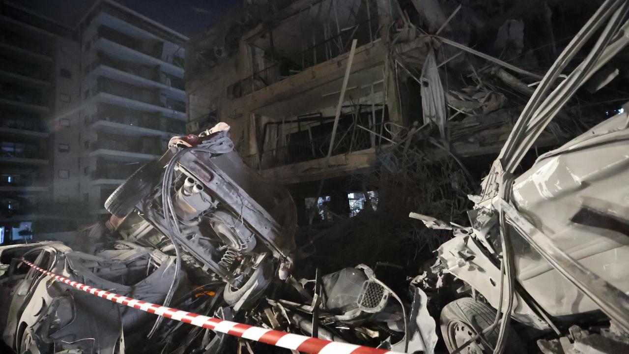 İsrail'e İran Füze Saldırısı: Ramat Gan'da Binalar Yıkıldı