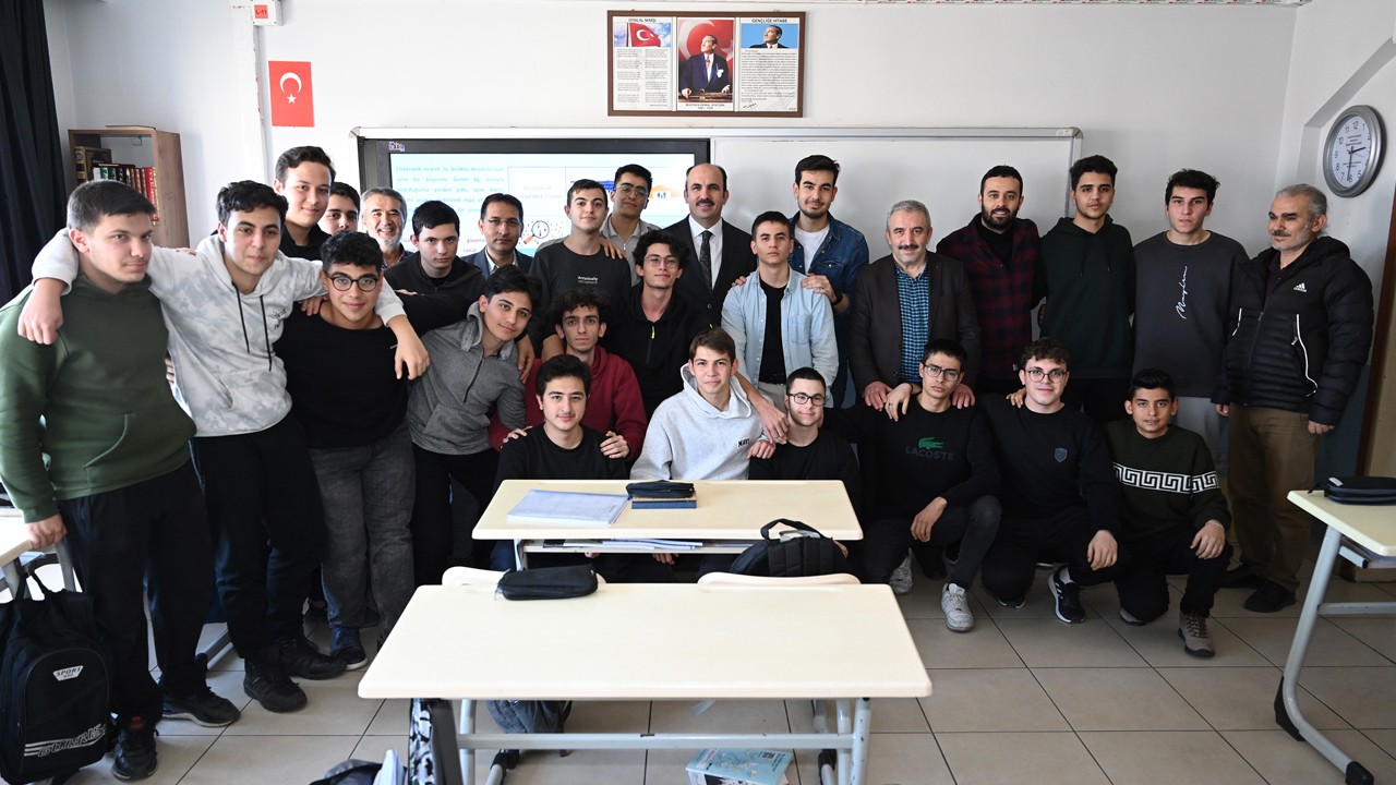 Meram'da Karne Heyecanı: AK Parti Milletvekili ve İl Milli Eğitim Müdürü Öğrencilerle Buluştu