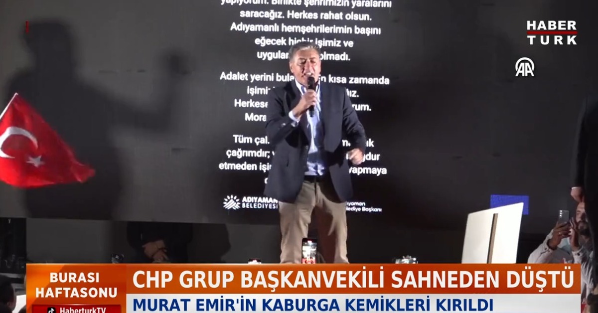 CHP Grup Başkanvekili Murat Emir Adıyaman'da Sahneden Düştü