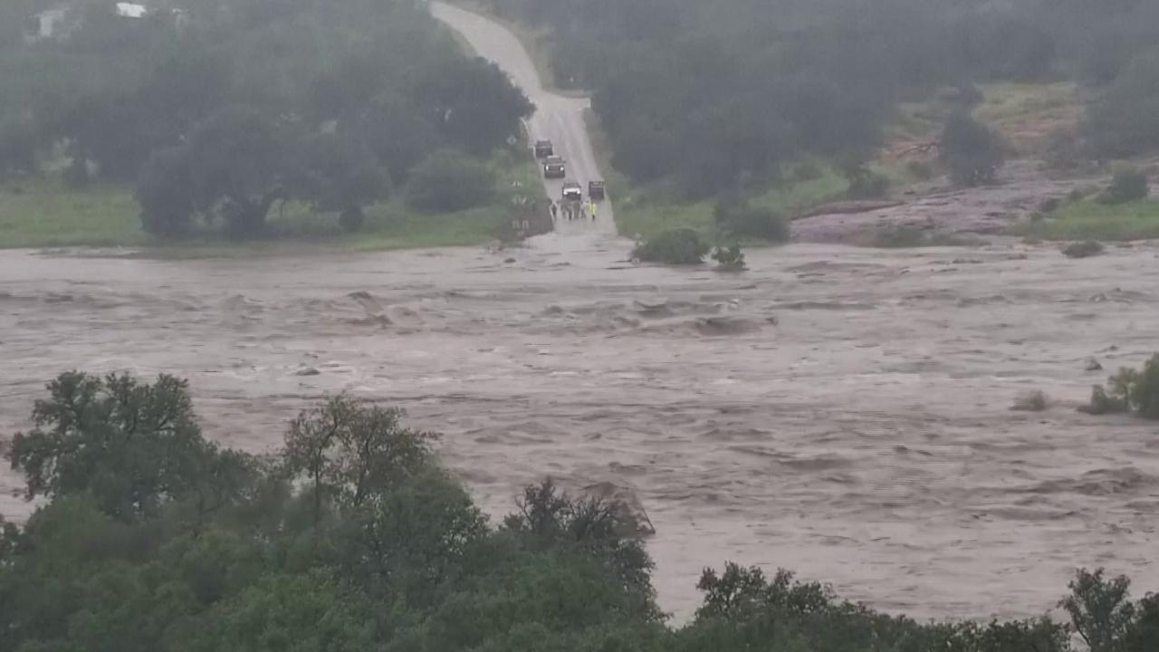 Texas'ta Sel Geçidi Sular Altında Kaldı