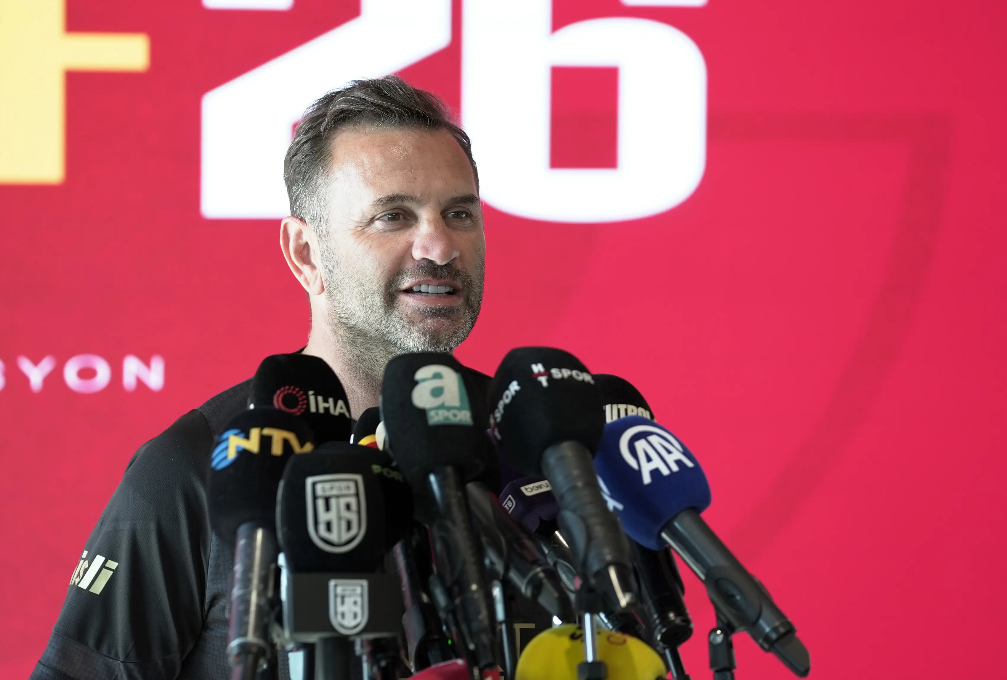 Galatasaray'da Ayrılık Listesi Belli Oldu: Okan Buruk Takımdan Ayrılacak Oyuncuları Duyurdu