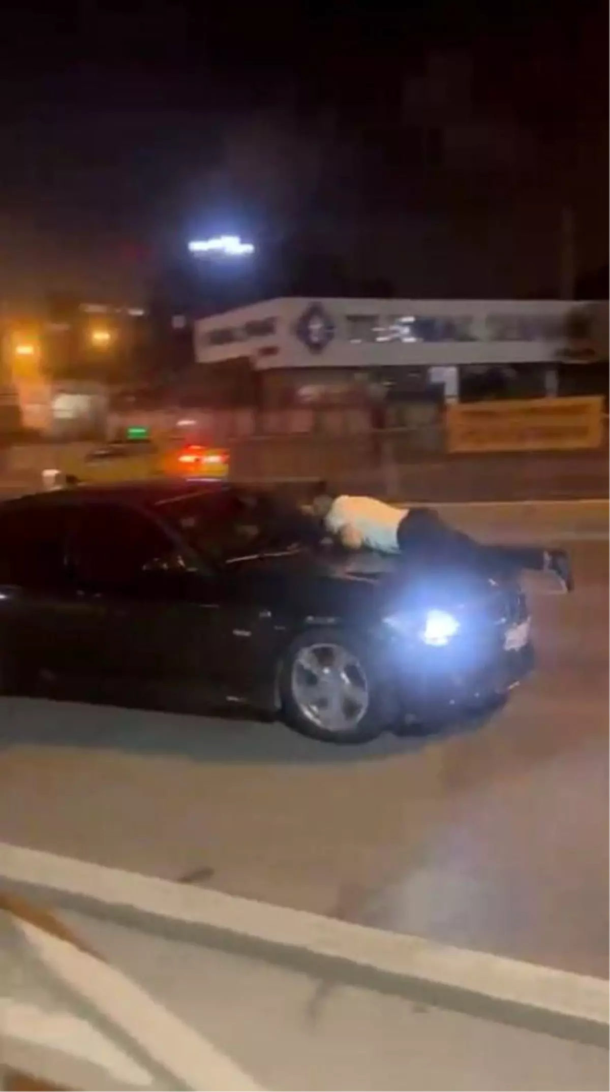 Ataşehir'de Kıskançlık Krizi: Nişanlısını Başkasının Yanında Gören Adam Aracı Yıkıma Döktü